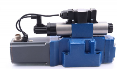 4WRTE16V200L-4X/6EG24ETK31/A1M - Пропорциональный быстродействующий распределитель с обратной связью по положению золотника и со встроенным усилителем (OBE), Ду16, A1 = ±10 В, номинальный расход 200 л/мин, схема V, каналы управления ET = X и Y - внутренни