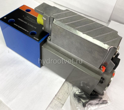 4WRPEH10C4B50P-2X/G24K0/A1M - Сервораспределитель Ду10 с обратной связью по положению золотника и встроенным усилителем (OBE), номинальный расход 50 л/мин, характеристика P - прогрессивная, схема C4, сигнал управления A1 = ±10 V